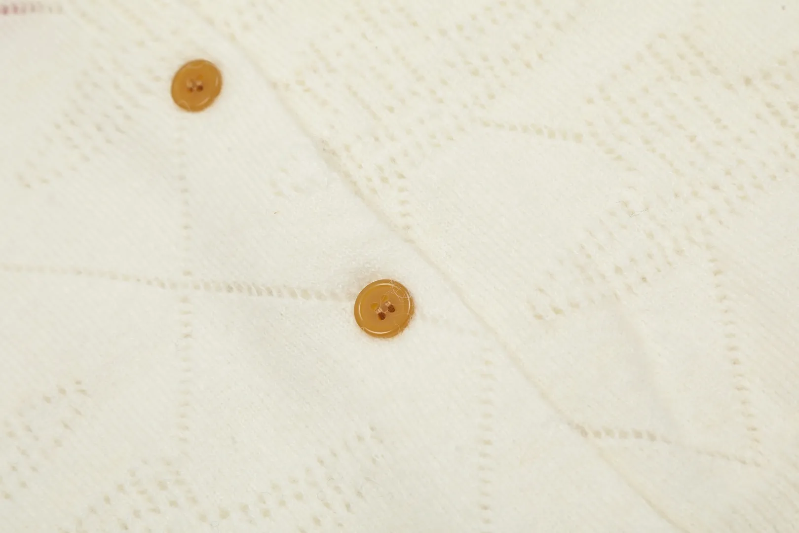 VIVI126 vivienne west wood 24 new style hollow pattern inscribed pattern heavy industry design knitted cardigan. The hollow pattern is Saturn, very special. Queen Mother of the West Vivian heavy industry show limited cardigan knitted sweater wool 2024 autumn latest style Size: S -M- L Color: white black